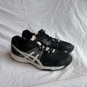 ASICS Women’s Black and White Volleyball Shoes, Size 6